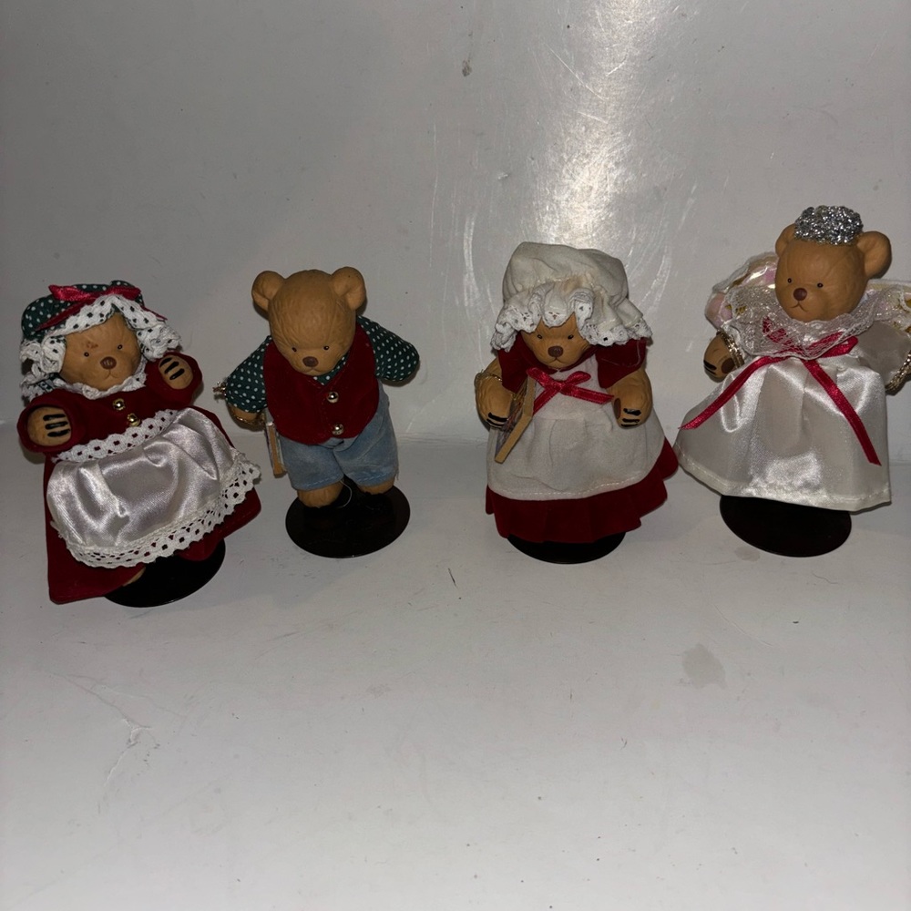 4 vintage 1997 O Bear porcelain family bear